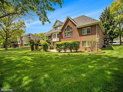 21 Golfside Dr Saint Clair, MI 48079