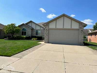 54655 Laurel Dr Macomb, MI 48042