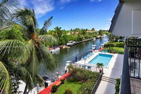 6815 Edgewater Dr #303 Coral Gables, FL 33133