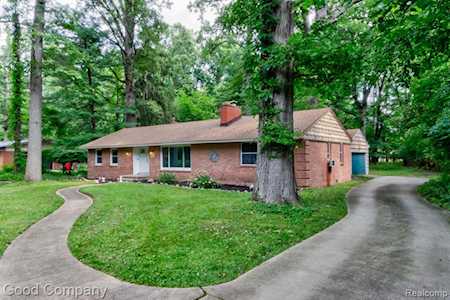 24514 Gleneyrie Dr Southfield, MI 48033
