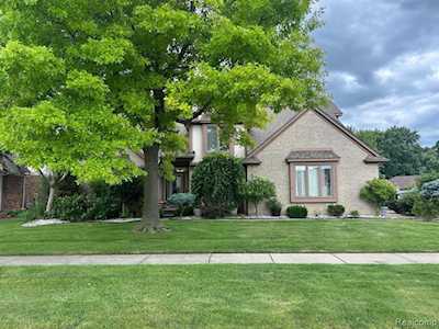 52380 Maurice Dr Macomb, MI 48042