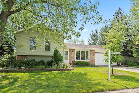 4 S Whispering Hills Dr Naperville, IL 60540