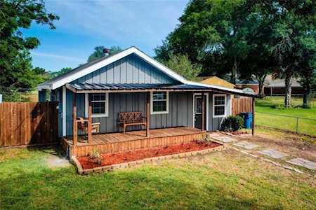 426 N Holland St Bellville, TX 77418