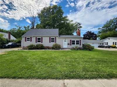 120 Parkwood Ave Avon Lake, OH 44012