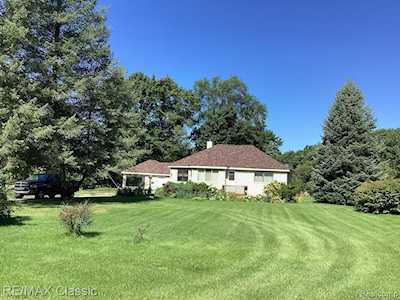 3055 W Commerce Rd Milford Twp, MI 48380