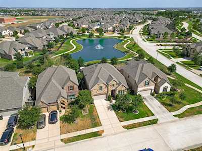 10910 Sarah Bluff Ln Cypress, TX 77433