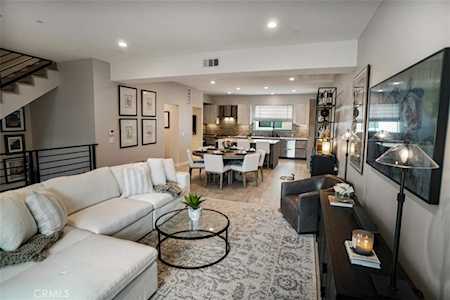 4718 N Village Court Ln Valley Village, CA 91607