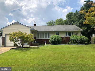 15 Malibu Dr Magnolia, NJ 08049