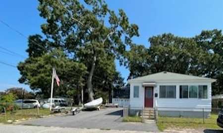 59 Beach Point Dr East Providence, RI 02915
