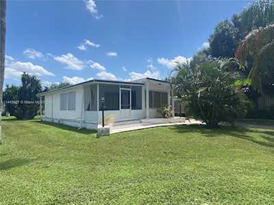 8610 SW 21st St Davie, FL 33324