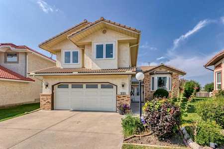 221 Santana Mews NW Calgary, AB T3K 3N8