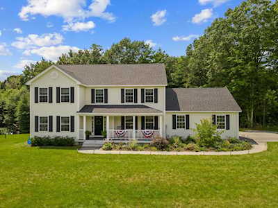 12 Walnut Hill Dr Hooksett, NH 03106