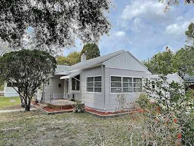 1051 32nd Ave N St. Petersburg, FL 33704
