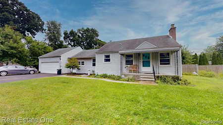 19816 Purlingbrook St Livonia, MI 48152