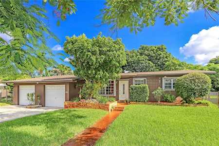 911 W 51st Pl Hialeah, FL 33012