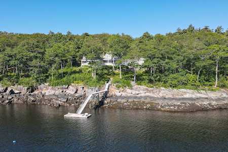 17 Wildwood Ln Rockport, ME 04856