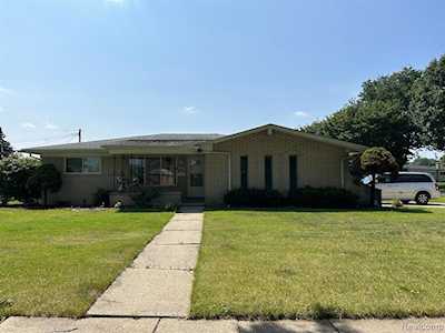 36759 Wayne Dr Sterling Heights, MI 48312