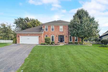 702 Caitlin Ct Grayslake, IL 60030