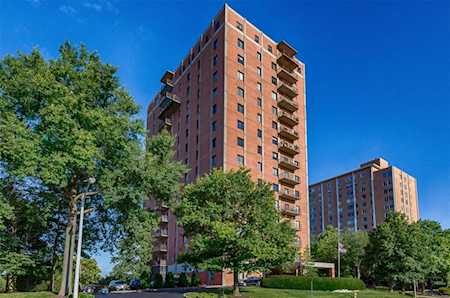 816 S Hanley Rd St Louis, MO 63105