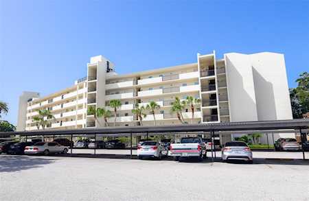 225 Country Club Dr #1404 Largo, FL 33771