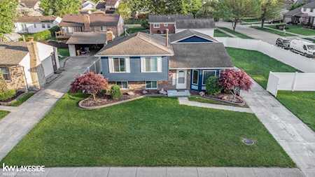 28552 Buckinghamshire Dr Chesterfield, MI 48047