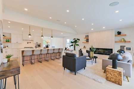 28 Cheyenne Crescent NW Calgary, AB T2L 0G3