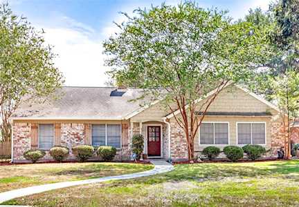 2120 W Linwood Oaks Pearland, TX 77581
