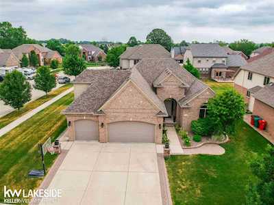 55322 Breton Woods Dr Macomb, MI 48042
