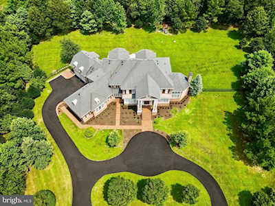 855 Nicholas Run Dr Great Falls, VA 22066