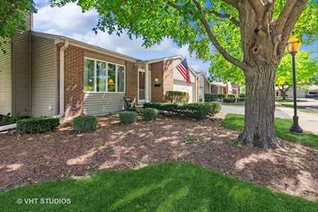 9 Pebblewood Trl Naperville, IL 60563