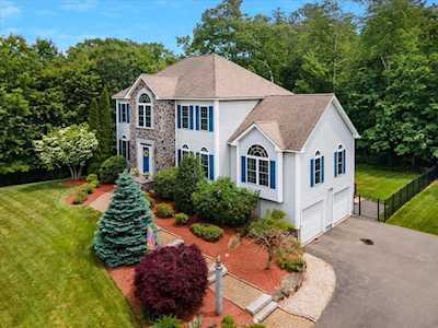 19 Eastgate Rd Derry, NH 03038
