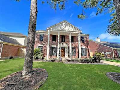 122 Hidden Lake Dr League City, TX 77573