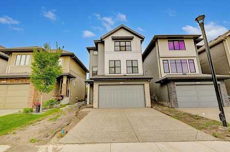 33 Shawnee Green SW Calgary, AB T2Y 0P5