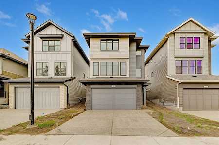 29 Shawnee Green SW Calgary, AB T2Y 2V2