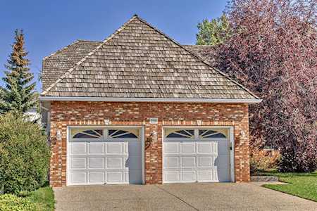 238 Schiller Place NW Calgary, AB T3L 1W8
