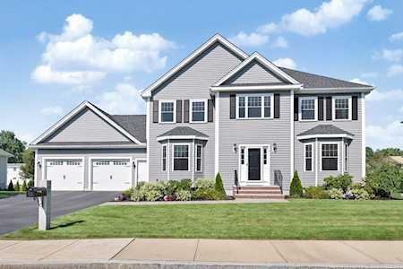 11 Watson Ln Woburn, MA 01801