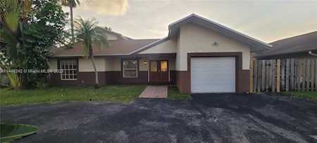1319 SW 83rd Ave North Lauderdale, FL 33068
