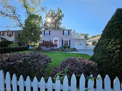 424 Columbia Rd Bay Village, OH 44140