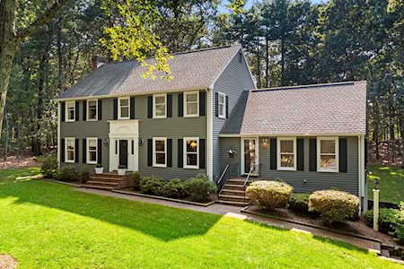88 Carlton Ln North Andover, MA 01845