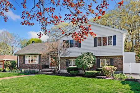 22 Indian Rock Dr Saugus, MA 01906