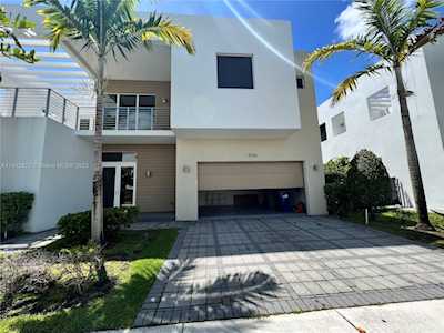 10128 NW 74th Ter Doral, FL 33178