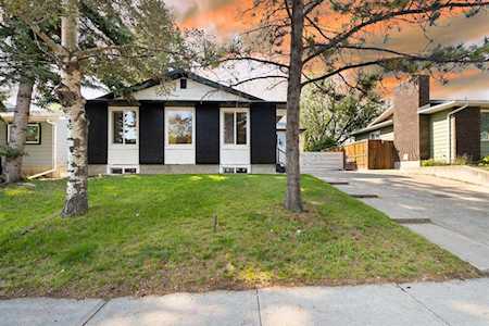 231 Queensland Circle SE Calgary, AB T2J 4E3