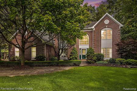 2118 Pine Bluffs Highland Twp, MI 48357