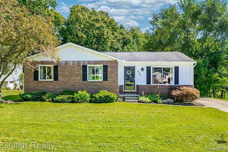 213 Woodlake Dr Brighton, MI 48116