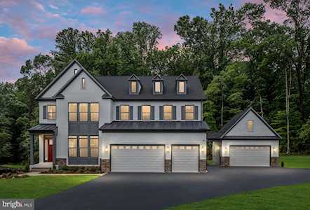2795 Lake Retreat Dr Herndon, VA 20171