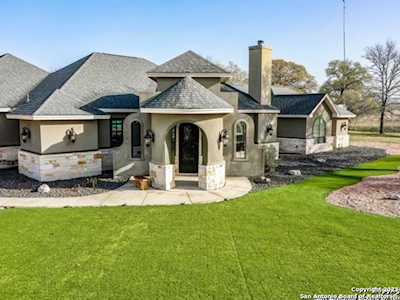 116 N Abrego Crossing Floresville, TX 78114