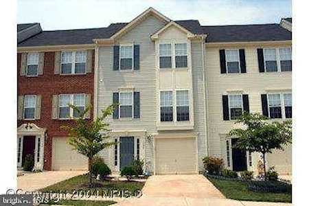 7104 Wheeling Way Gainesville, VA 20155