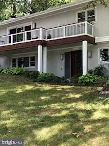 6439 Lakeview Dr Falls Church, VA 22041