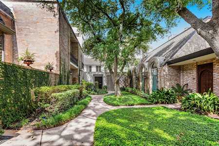 33 River Hollow Ln Houston, TX 77027