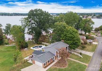 8005 Island View Ct Denver, NC 28037